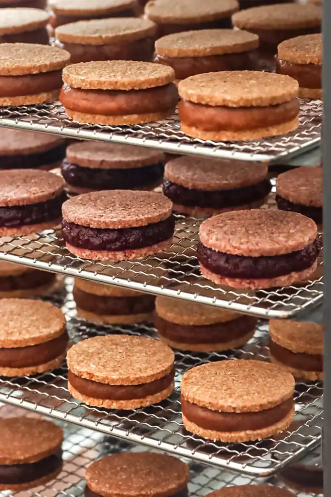 Relleno de un alfajor de arándanos