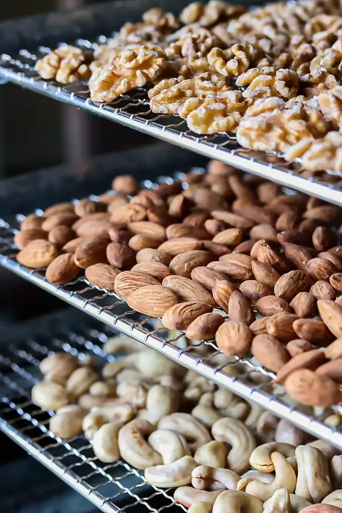 Almendras y castañas activadas secándose