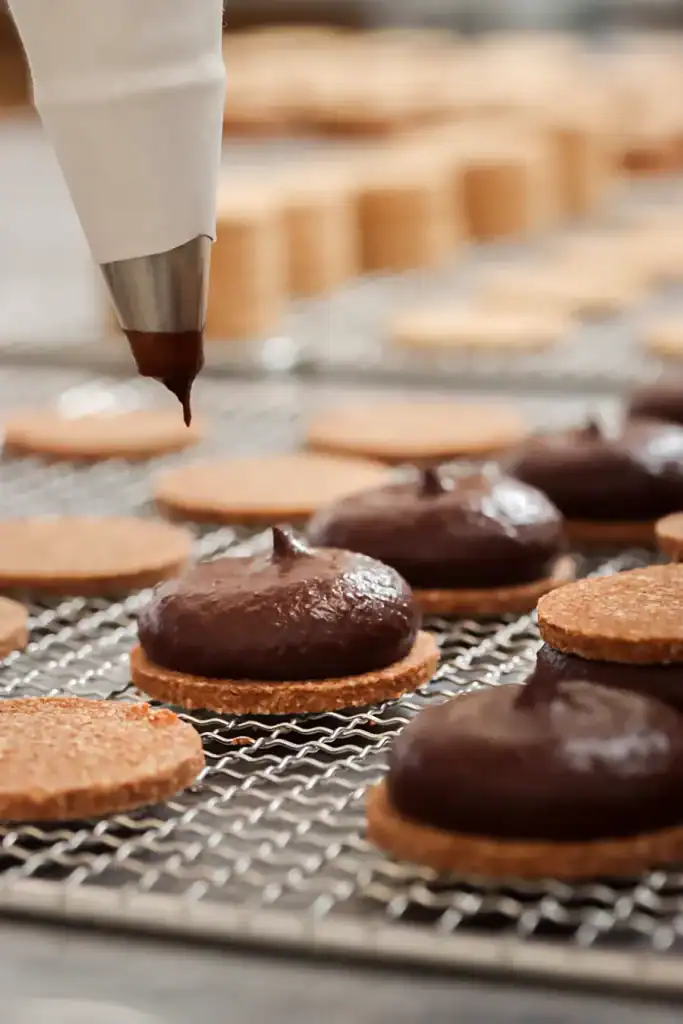 Tapas de alfajor en la planta de Rawy